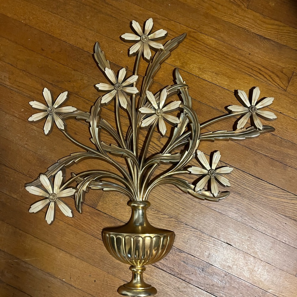 Syroco made in USA wall decor flowers in urn.